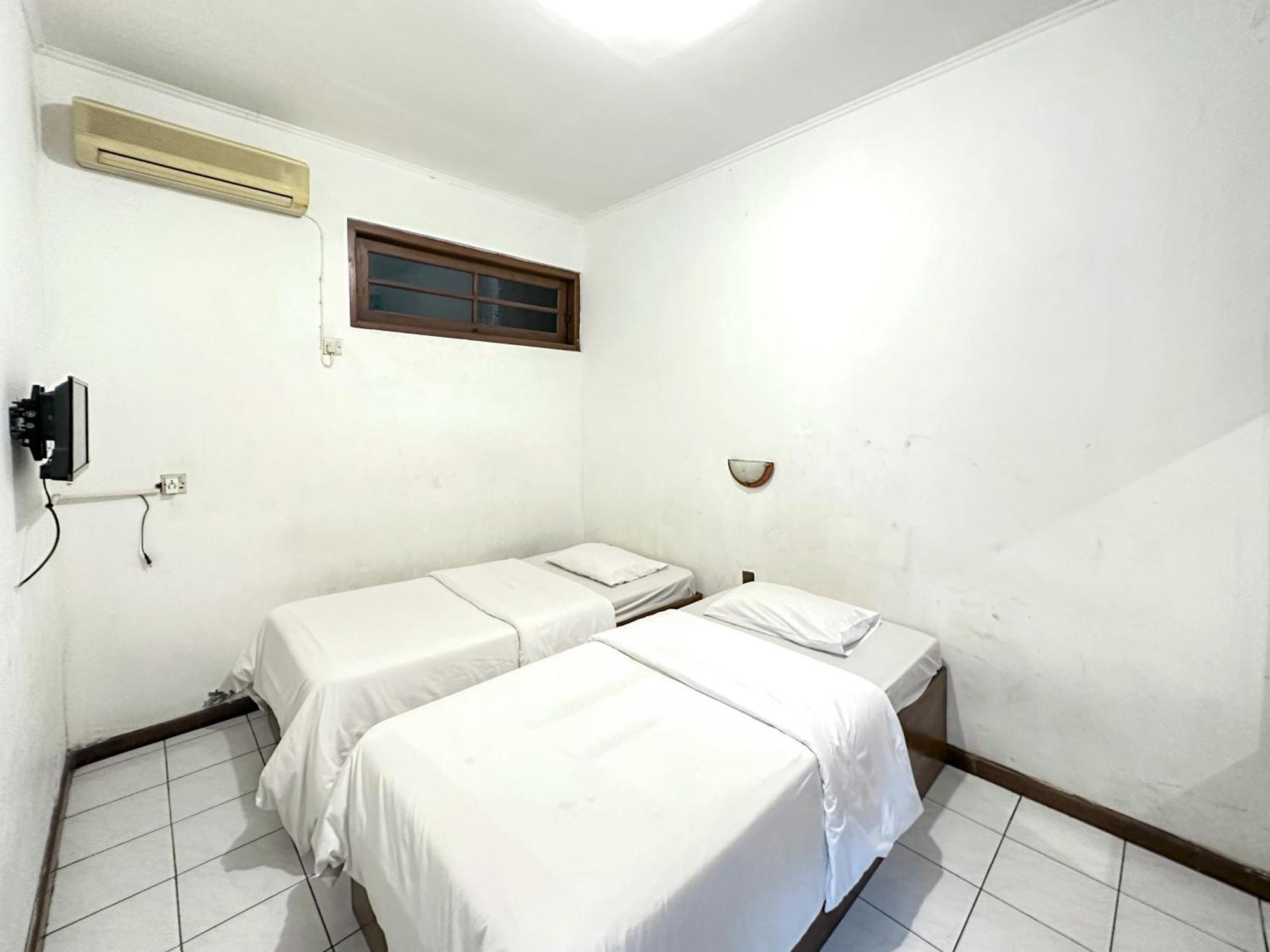 Hotel Dewi Sri Redpartner Yogyakarta Exterior photo